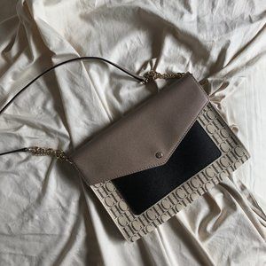 Carolina Herrera beige Logo clutch/shoulder bag